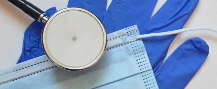 Auscultation for flu-like infections: gloves and mouth and nose mask for protection